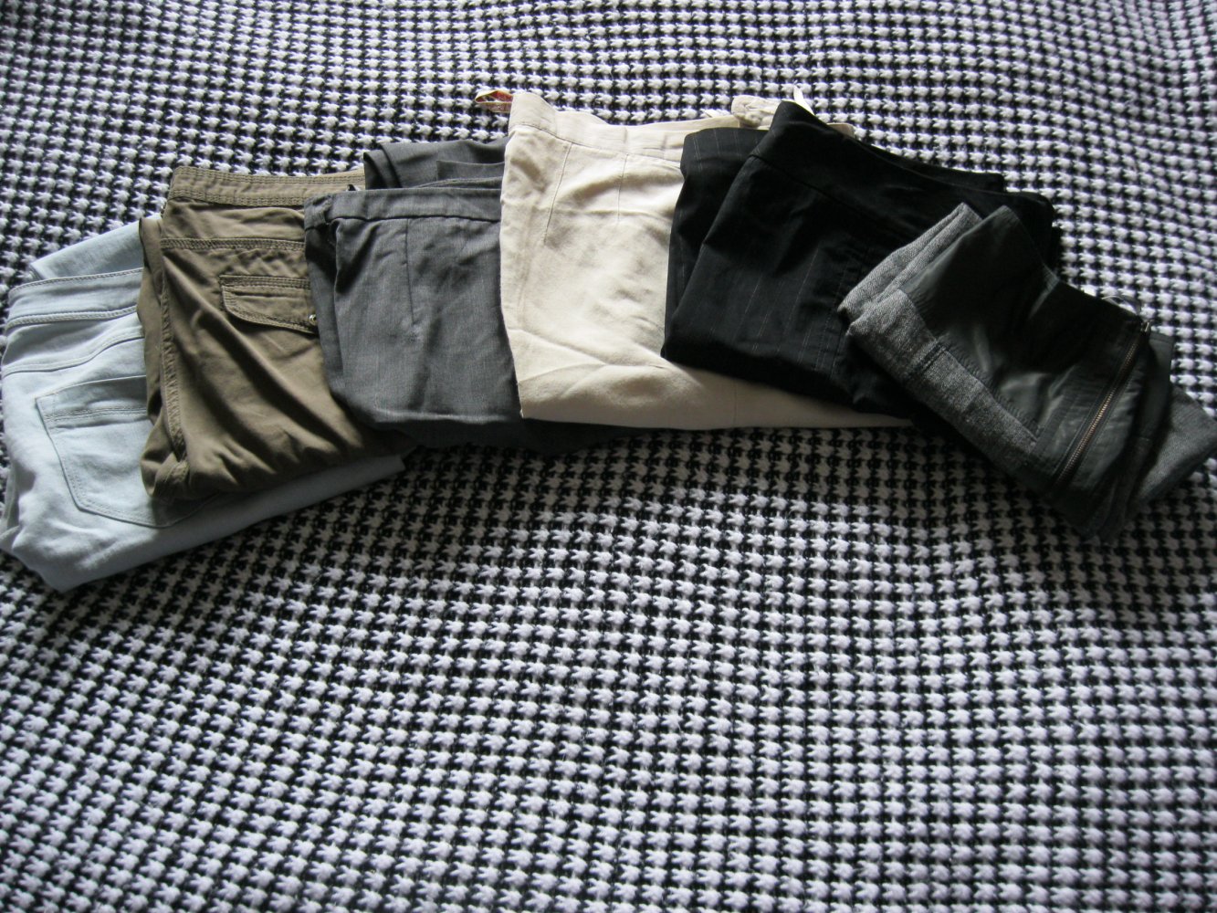 Kleiderpaket - 19 Teile - Jeans, Stoffhosen, Röcke, Shirts, Pulli