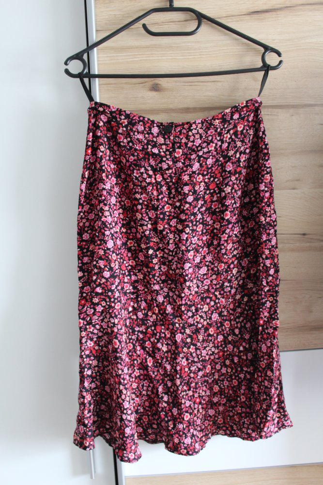 Kostüm aus Bluse und Rock mit Blümchenmuster