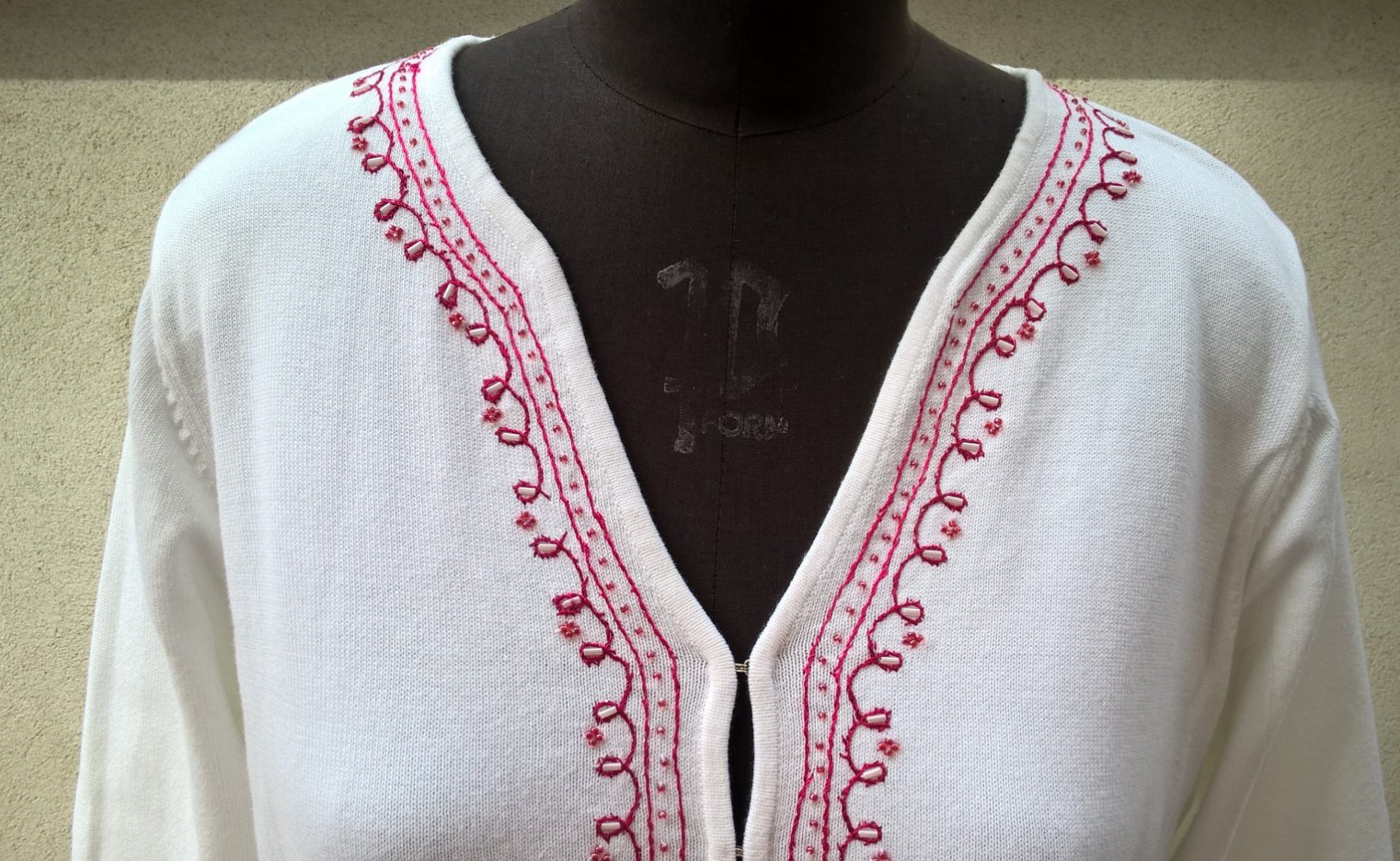 Strickjacke Bolero Gr. 42 weiß mit Stickerei in pink 100% Baumwolle