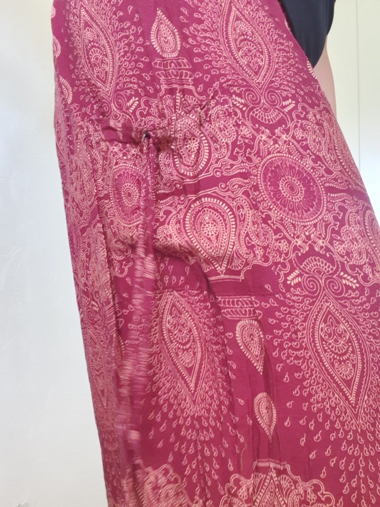 Rote Pluderhose mit gelbem Muster
