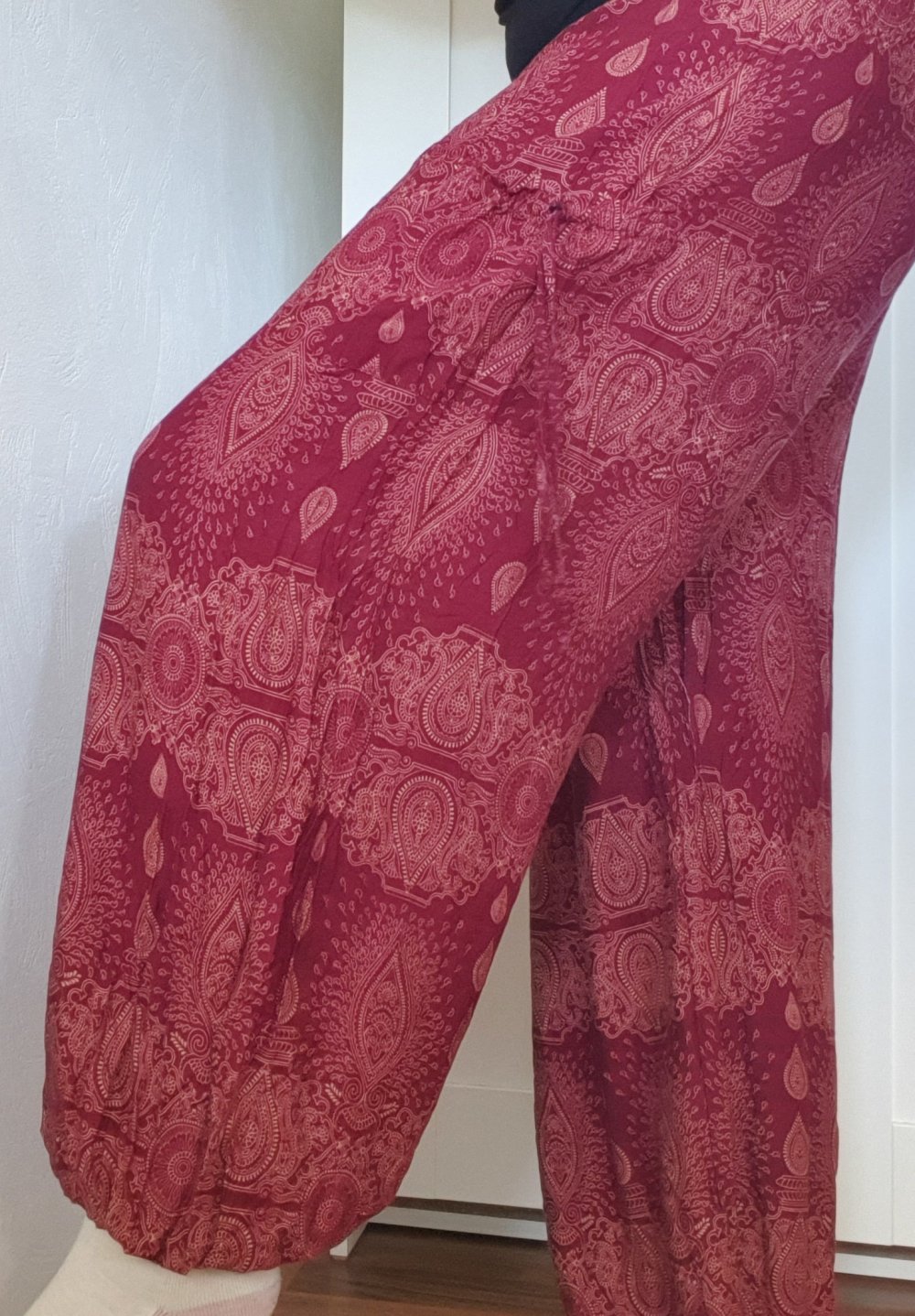 Rote Pluderhose mit gelbem Muster