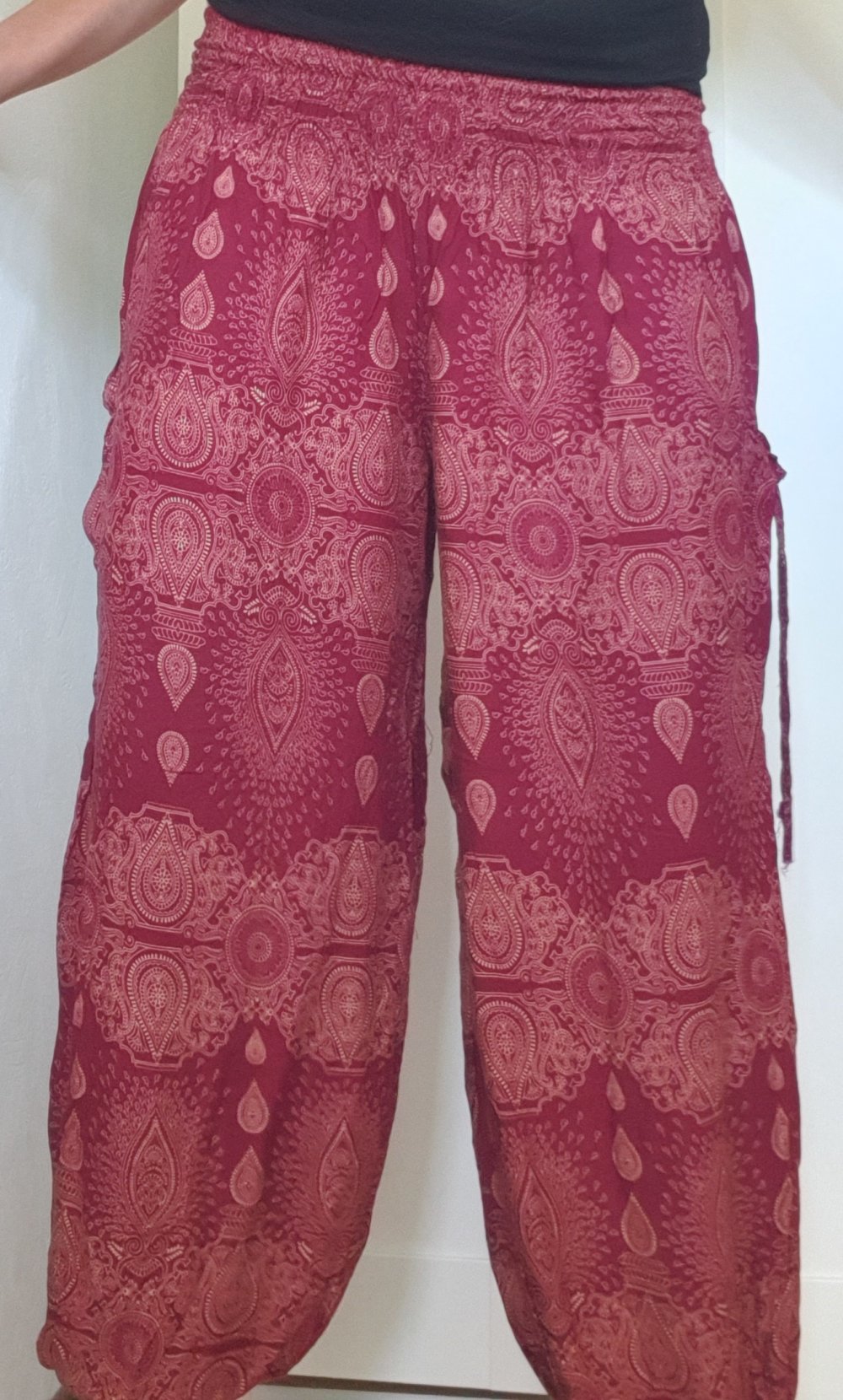 Rote Pluderhose mit gelbem Muster