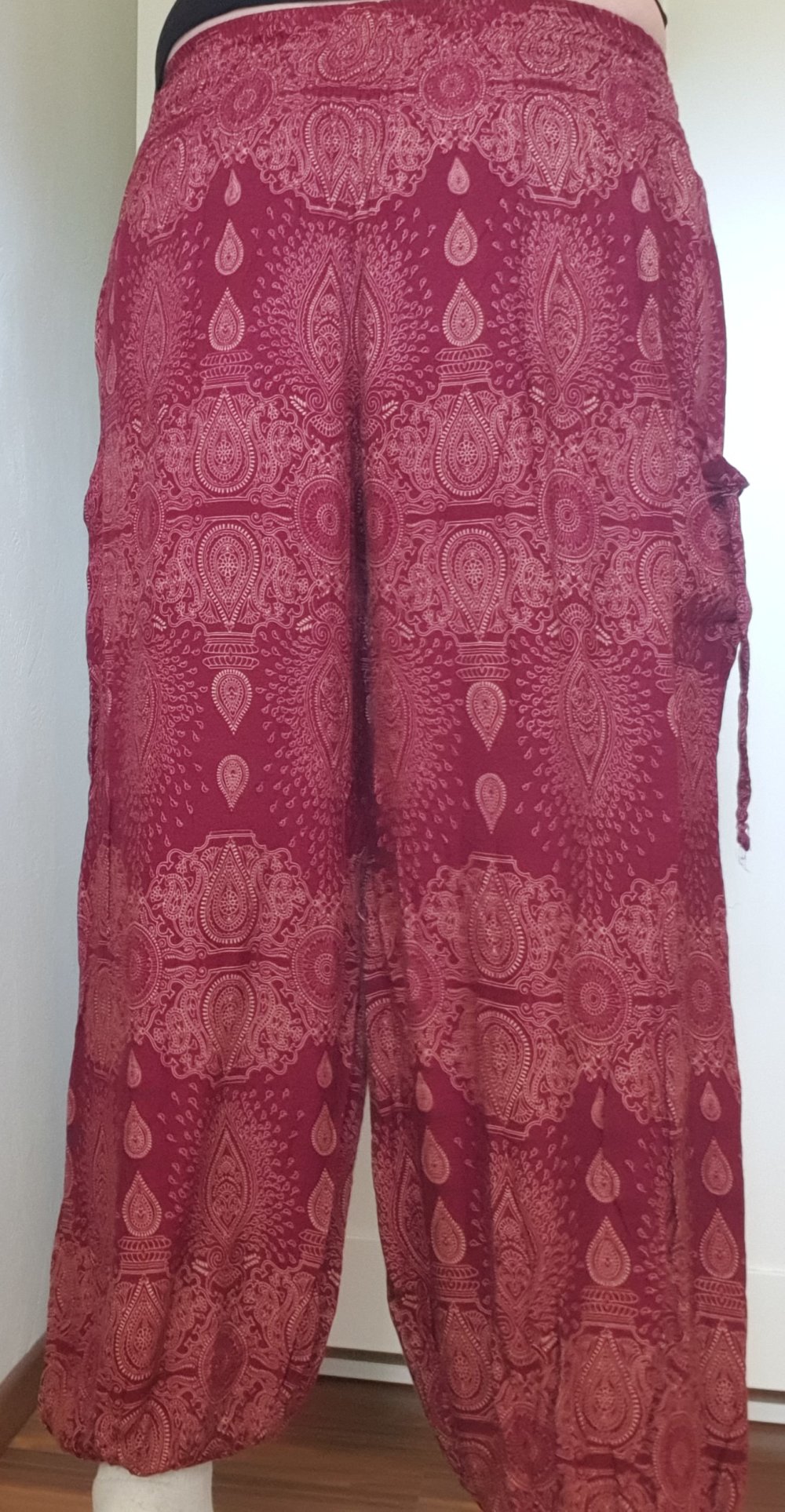 Rote Pluderhose mit gelbem Muster