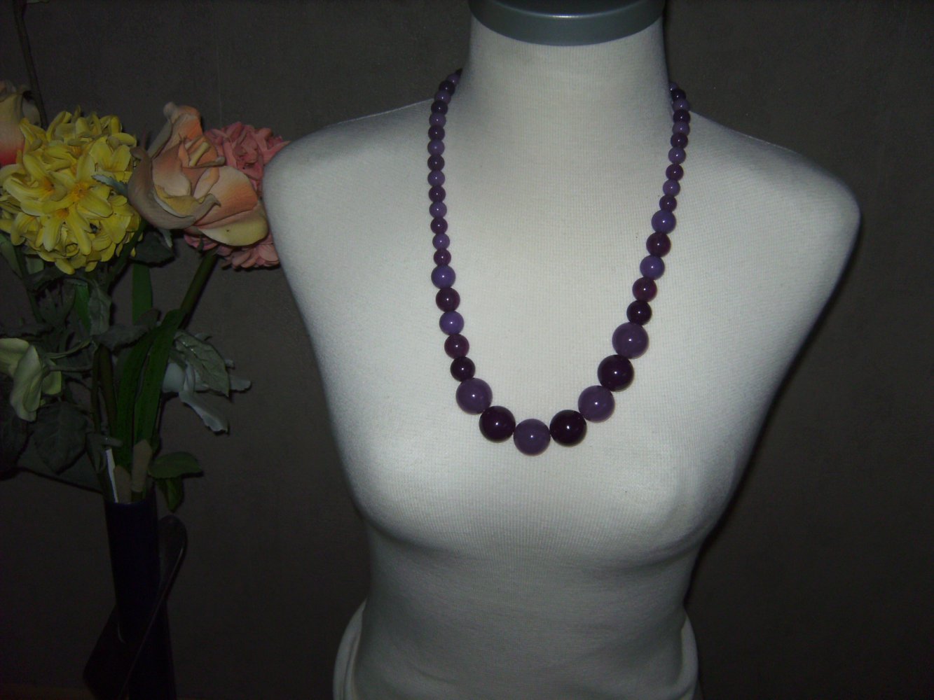 Kette Perlenkette Vintage Shabby 70s Lila-Flieder Kunstoffperlen Halskette Tricolor, Retro Chic, Farbverlauf und Größenverlauf