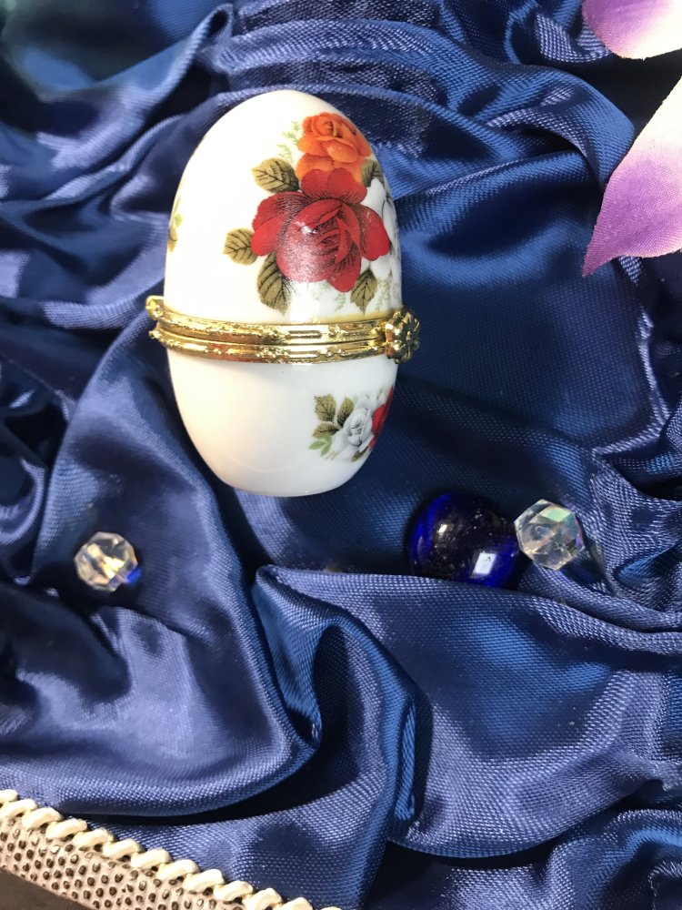 Porzellan Ei Dose Deko Schmuck Pillendose Kleine Box Sammlerdose Ringdose Schmuckkästchen  Shabbychic Rosenmuster 