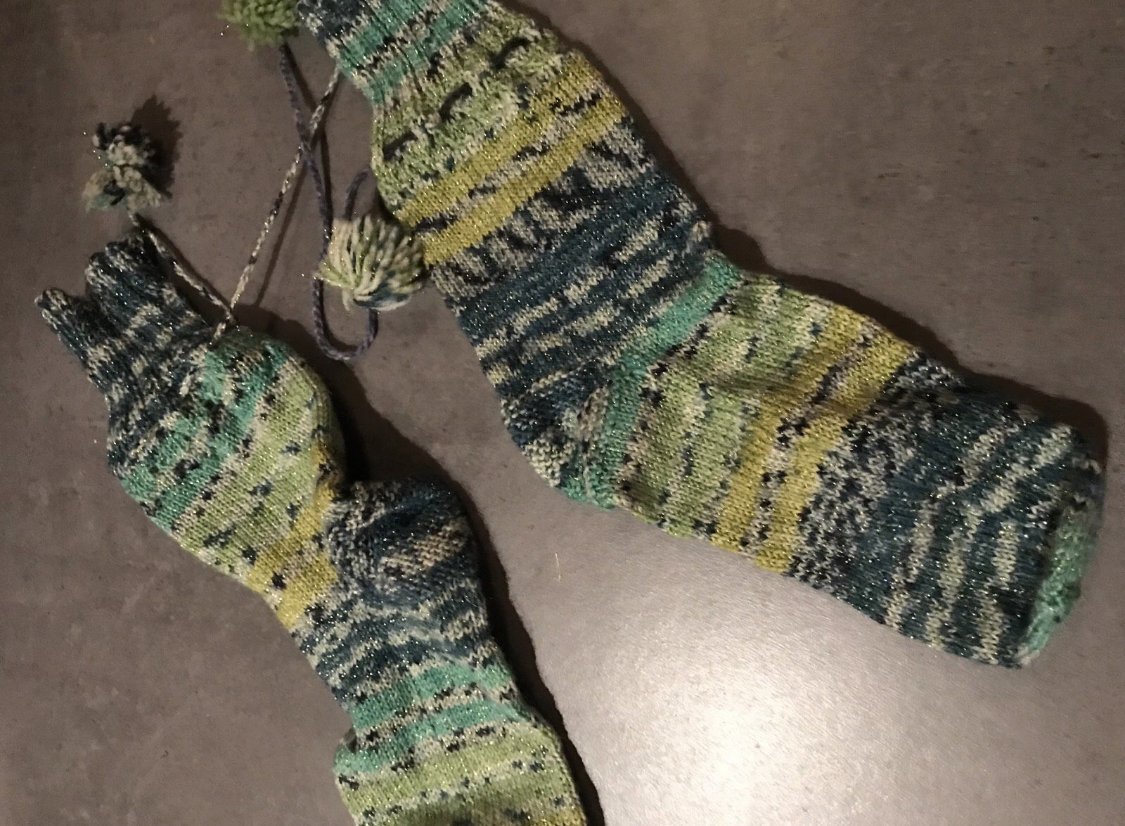 Wellness Socken Handstrick Homewear Wollsocken Onesize Puschen mit Bommel Stricksocken 38 ungetragen DIY Handknitted Glitzer Streifenmix