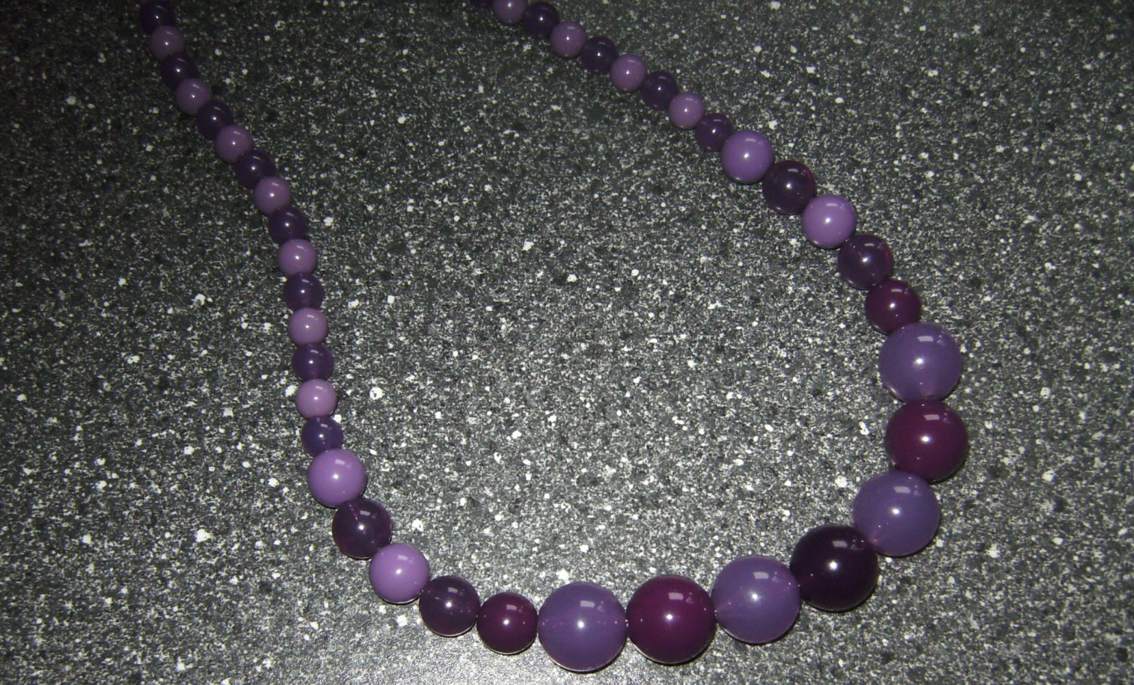 Kette Perlenkette Vintage Shabby 70s Lila-Flieder Kunstoffperlen Halskette Tricolor, Retro Chic, Farbverlauf und Größenverlauf