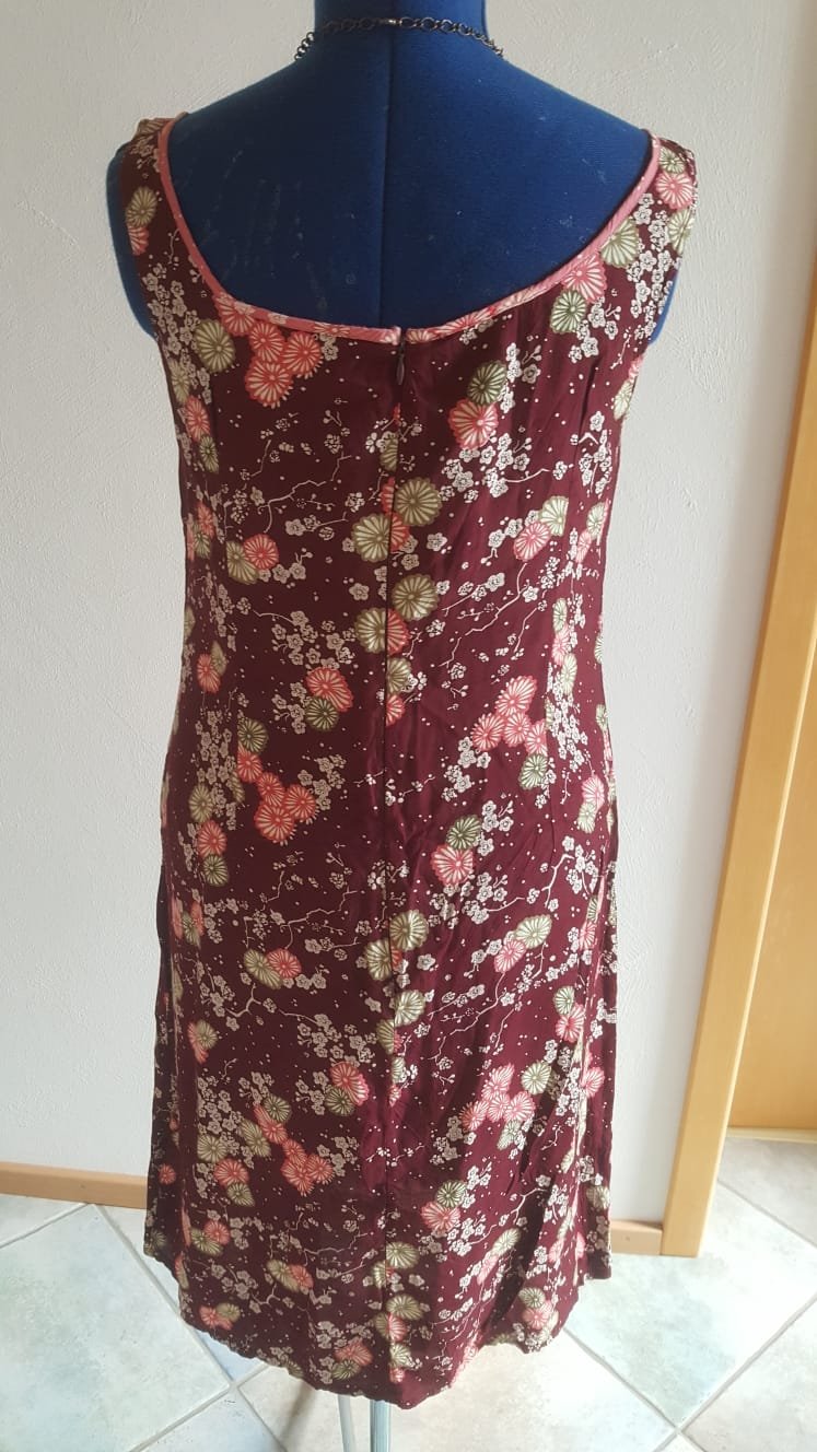 Kleid Blümchen Streuwiese Sommerkleid Blütenprint Brombeer 40/42 Midikleid Allrounder Timeless