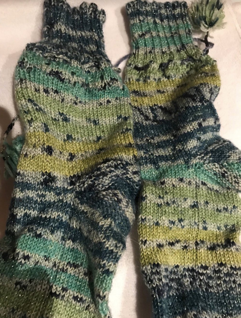 Wellness Socken Handstrick Homewear Wollsocken Onesize Puschen mit Bommel Stricksocken 38 ungetragen DIY Handknitted Glitzer Streifenmix