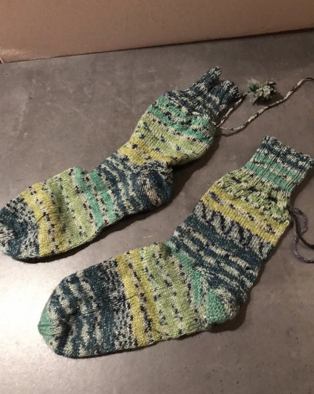 Wellness Socken Handstrick Homewear Wollsocken Onesize Puschen mit Bommel Stricksocken 38 ungetragen DIY Handknitted Glitzer Streifenmix