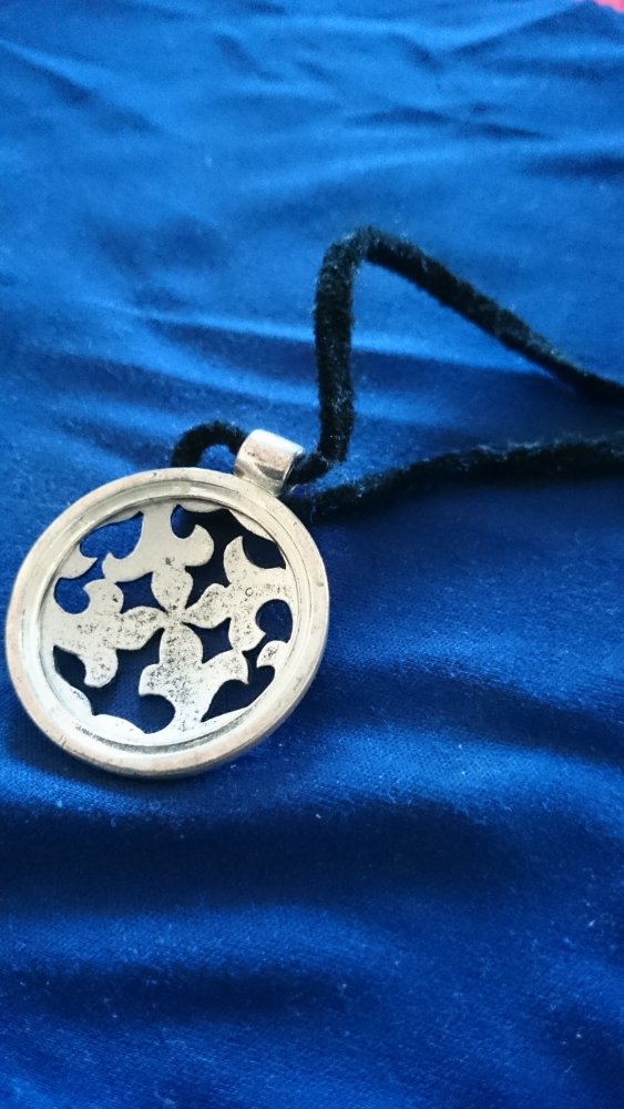 Amulettkette mit Lederband