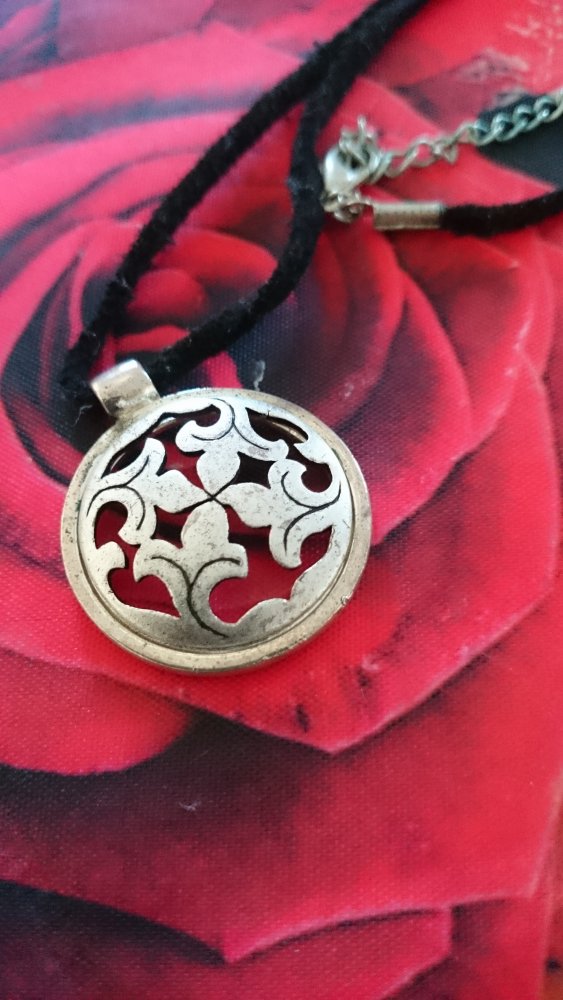 Amulettkette mit Lederband