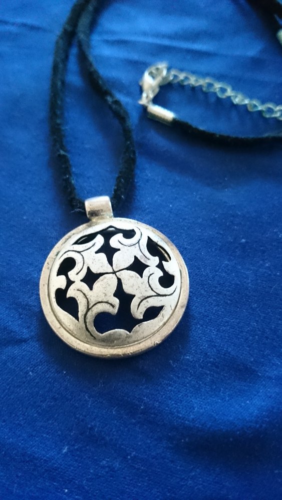 Amulettkette mit Lederband