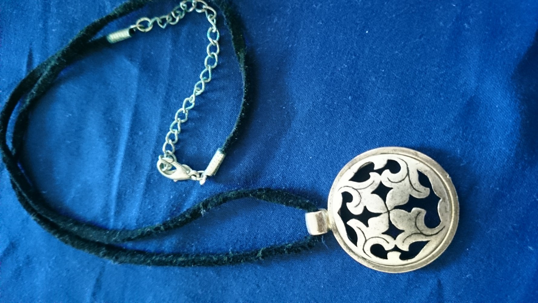 Amulettkette mit Lederband