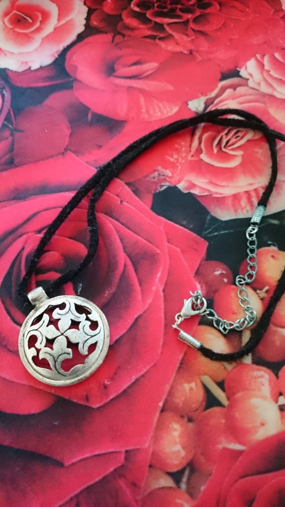 Amulettkette mit Lederband