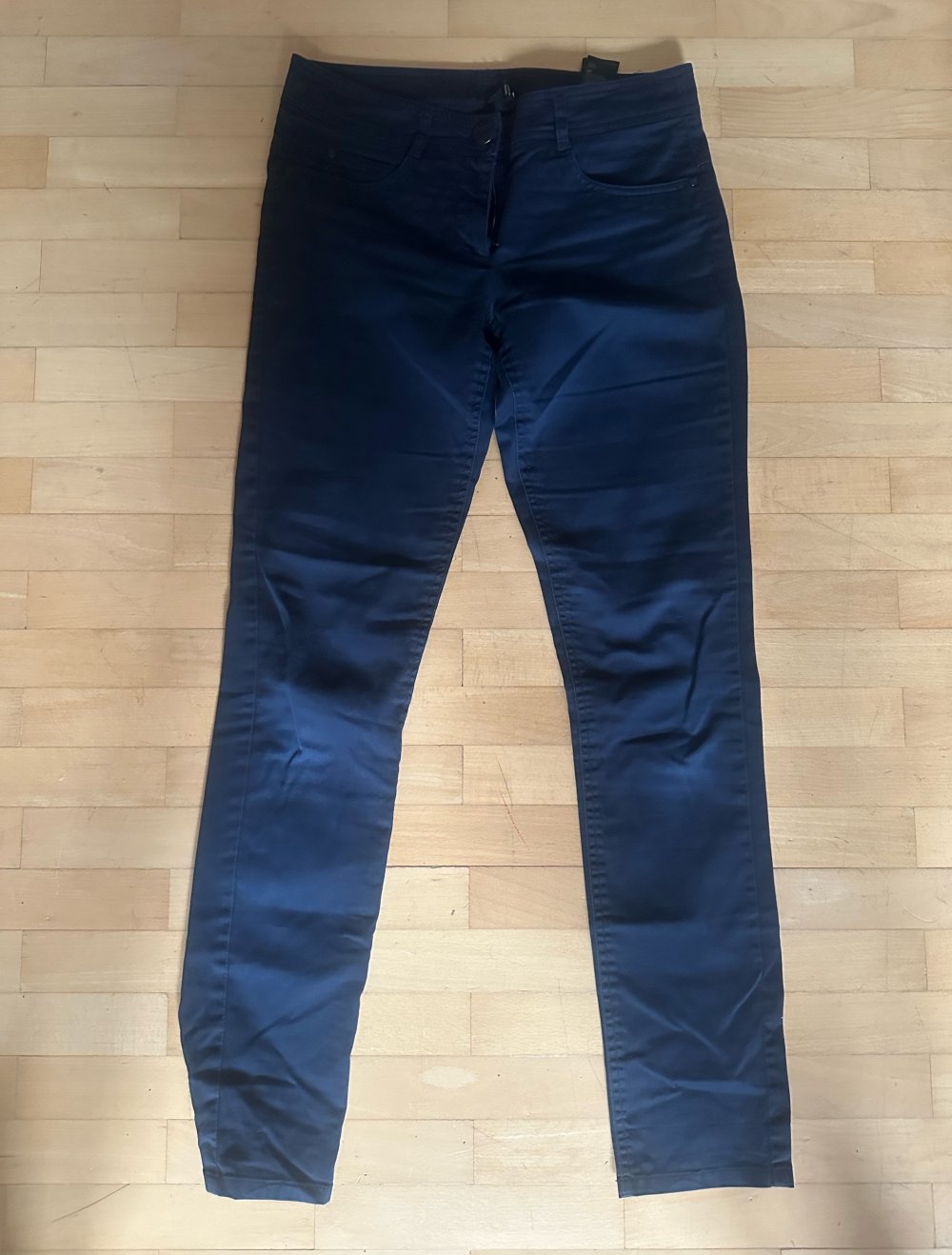 Dunkelblaue Hose mit geradem Schnitt