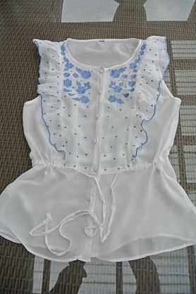 NEUw * Original VINTAGE * Blumen * Blüten * Flower Stickerei * Romantik * Festival * Hippie * Style * DESIGNER * Volant * Bluse Gr. 38- 40/ S- M * weiss * royal- mittel- blau *
