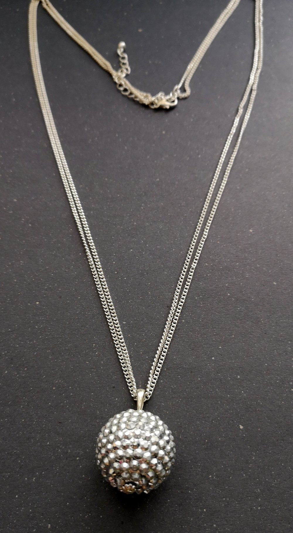  Kette, lang, Glitzerkugel