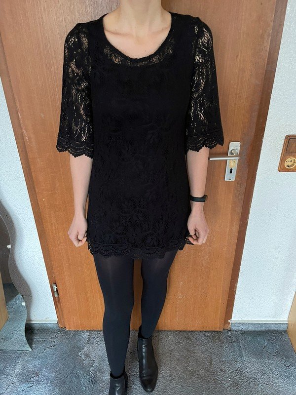 Schwarzes Spitzenkleid *Mengenrabatt*