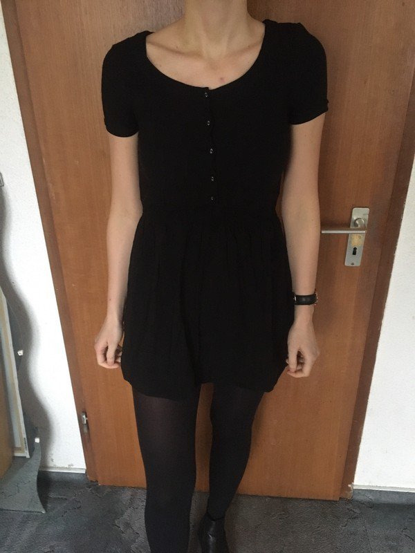 Schwarzes Kleid aus Viskose *Mengenrabatt*