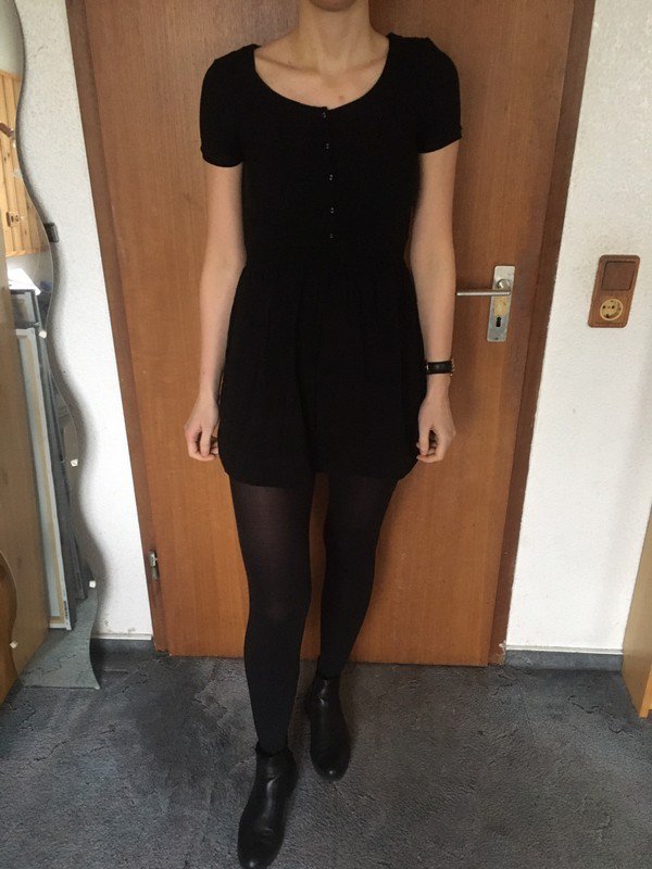 Schwarzes Kleid aus Viskose *Mengenrabatt*