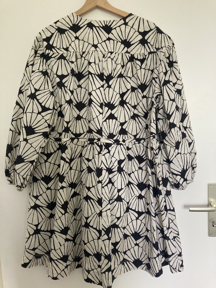 Gr. L schönes Kleid mit grafischen Muster