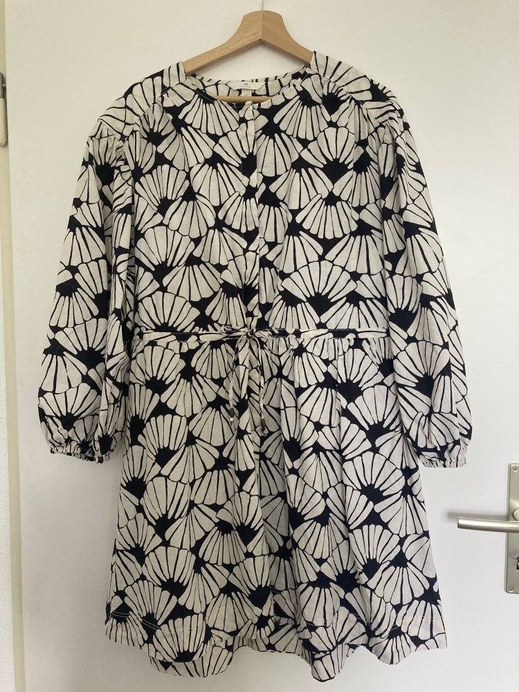 Gr. L schönes Kleid mit grafischen Muster