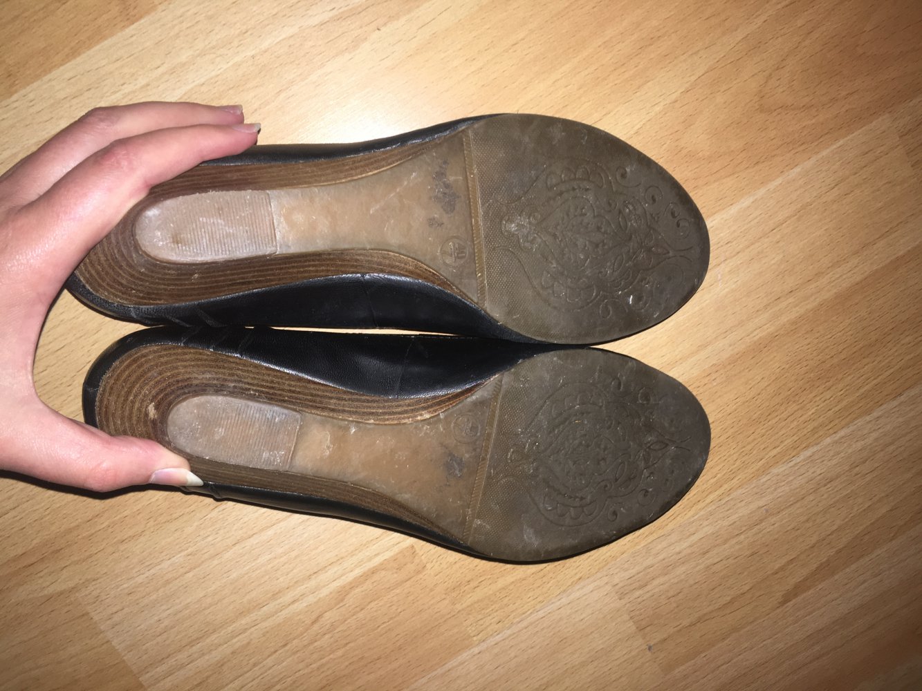 Schwarze Wedges