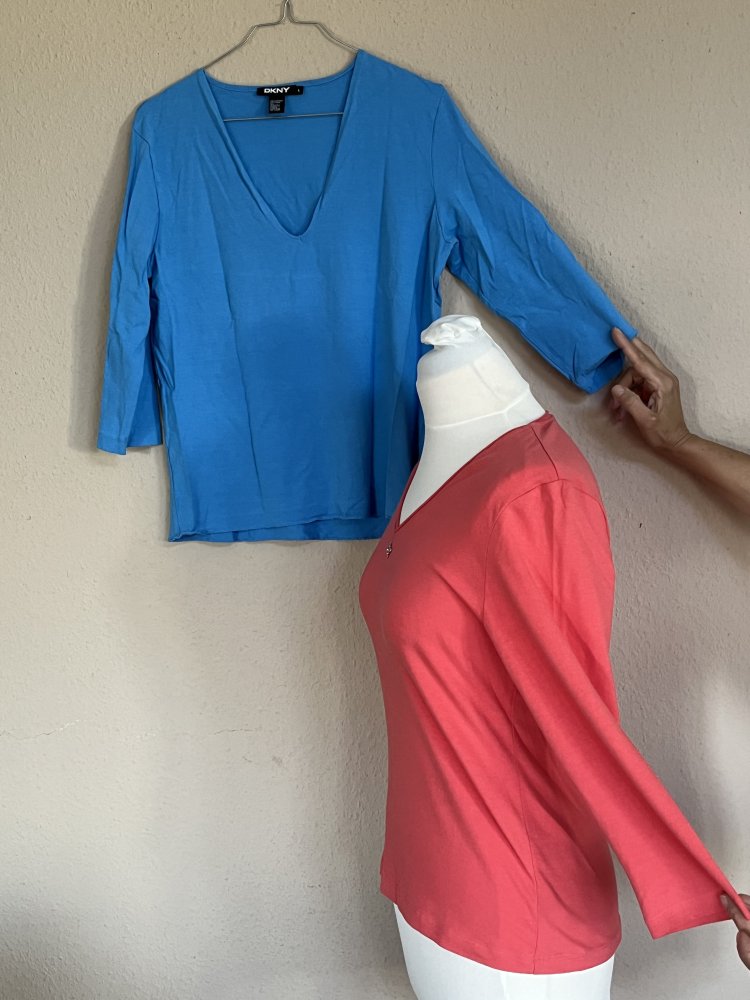 2 Shirts DKNY + Via Appia 3/4 Arm mit V-Ausschnitt Gr.L Dunkel Rose und Mittelblau