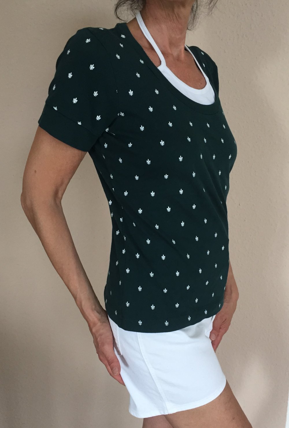 Multiblu 2 in 1 T-Shirt mit integriertem Neckholder Gr.L dunkel grün weiß mit Krönchen Wappen Muster