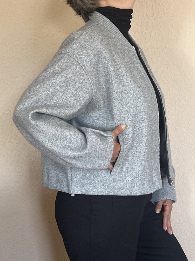 Zara Kurzjacke Gr.L ohne Kragen am Saum raffbar Farbe Hellgrau