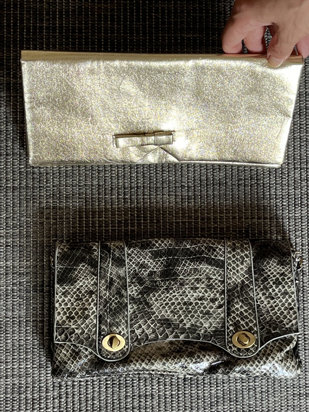 2 Clutches aus Kunstleder Gold und Snakeprint beide glänzend
