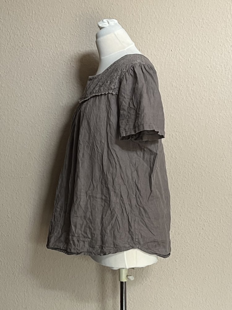 Made in Italy Leinen Top Gr.XXL mit Spitzenbesatz Farbe Taupe, Kurzarm Bluse aus festem Leinen mit kleinem Cut Out am Rücken