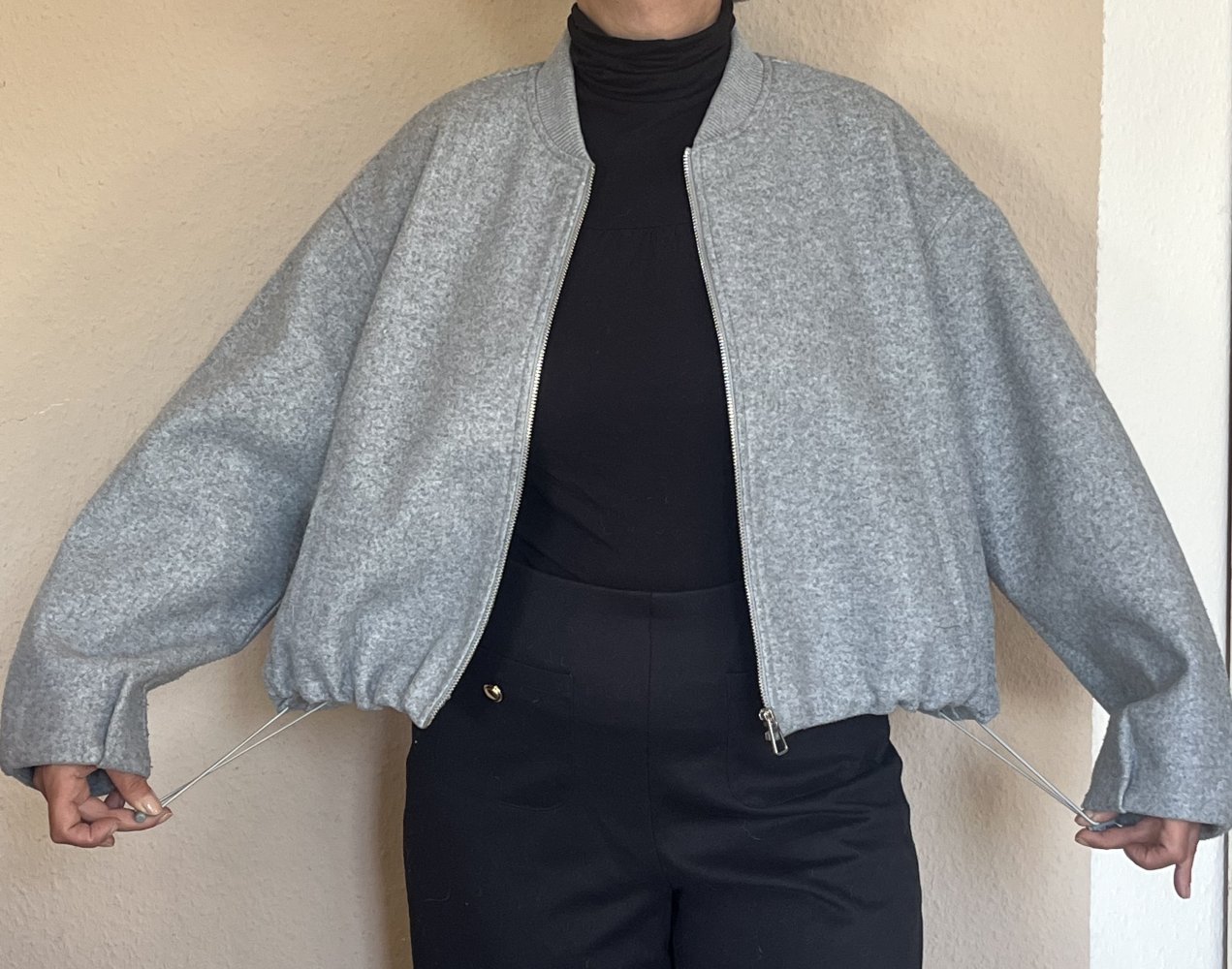 Zara Kurzjacke Gr.L ohne Kragen am Saum raffbar Farbe Hellgrau