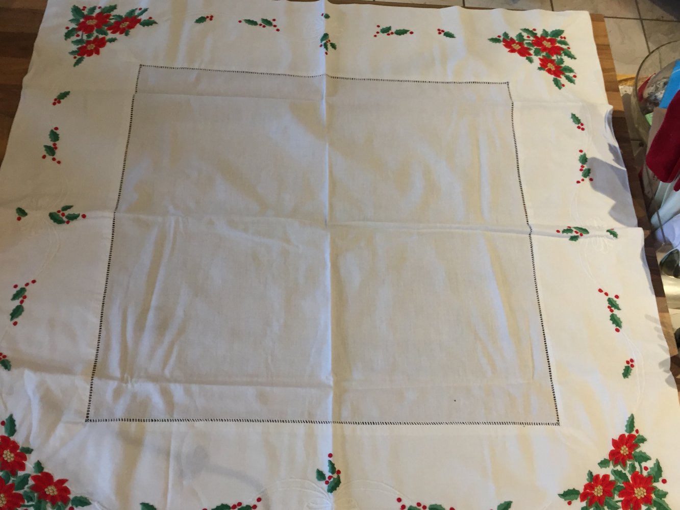 Weihnachts Tischdecke bestickt 80x80cm weiß bunt