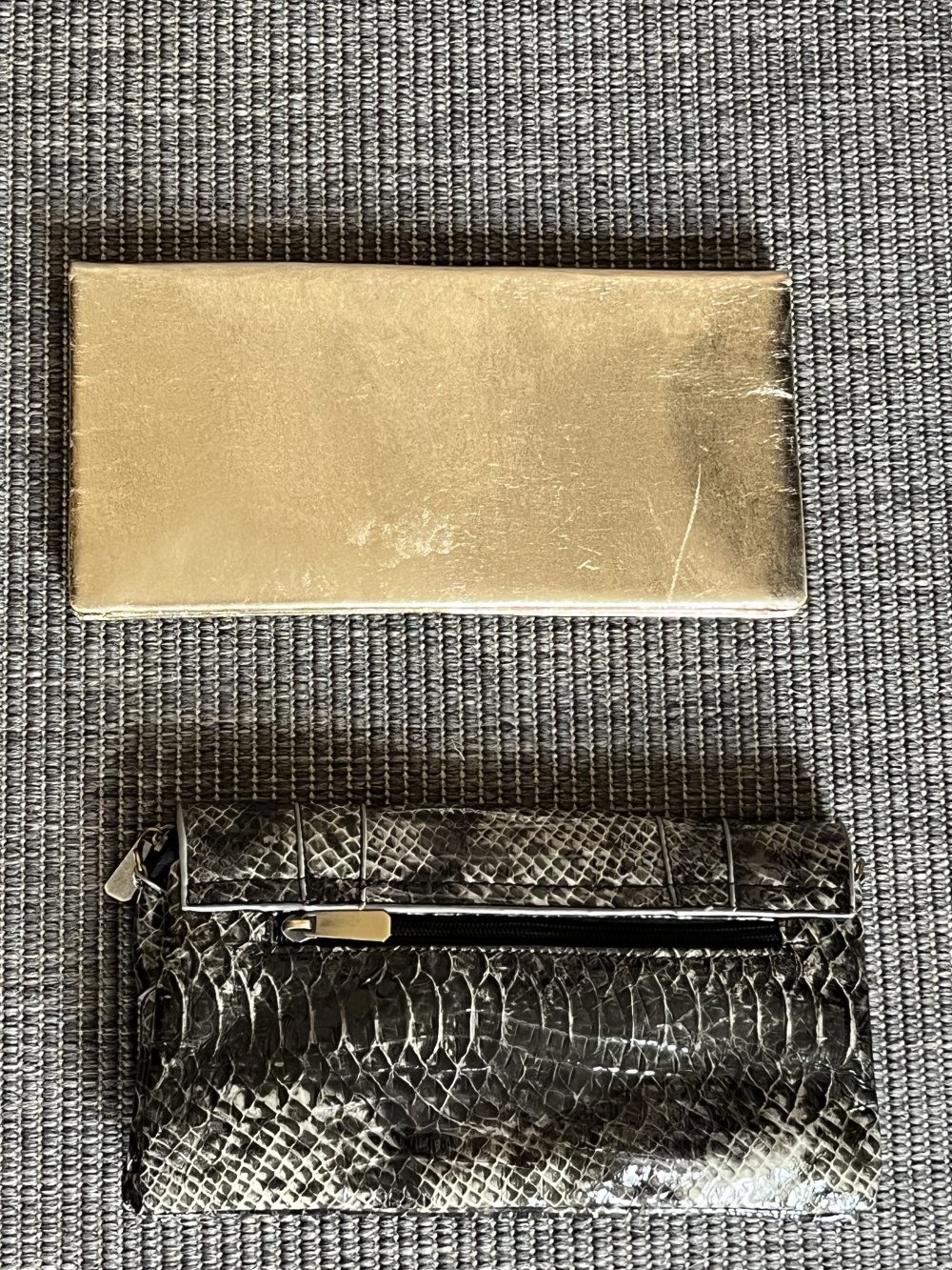 2 Clutches aus Kunstleder Gold und Snakeprint beide glänzend