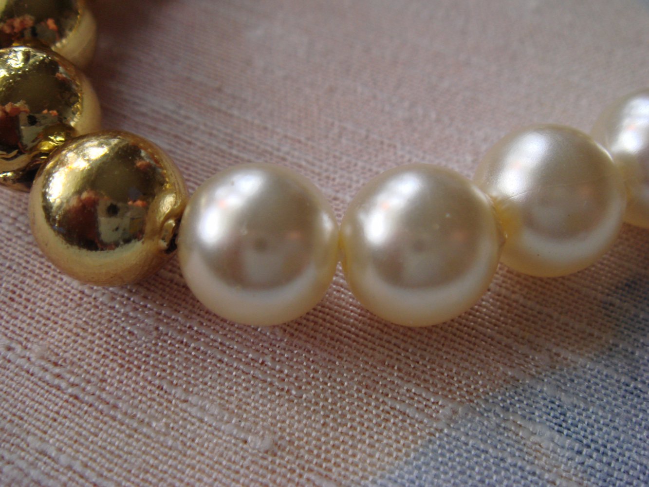 Armband Perlen creme schillernd und  goldig - Modeschmuck - neu