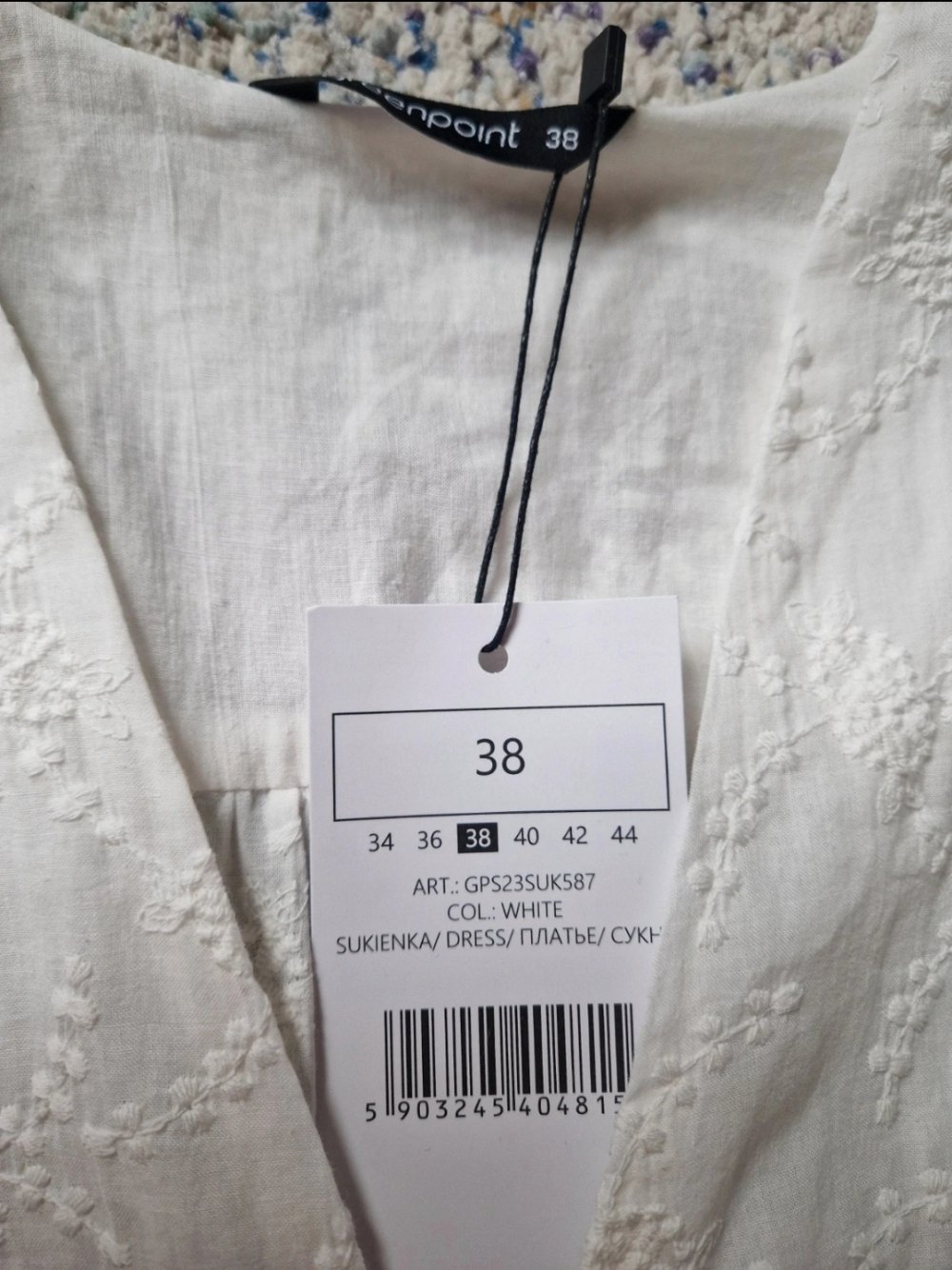 Romantisches weißes Midikleid mit Stickerei