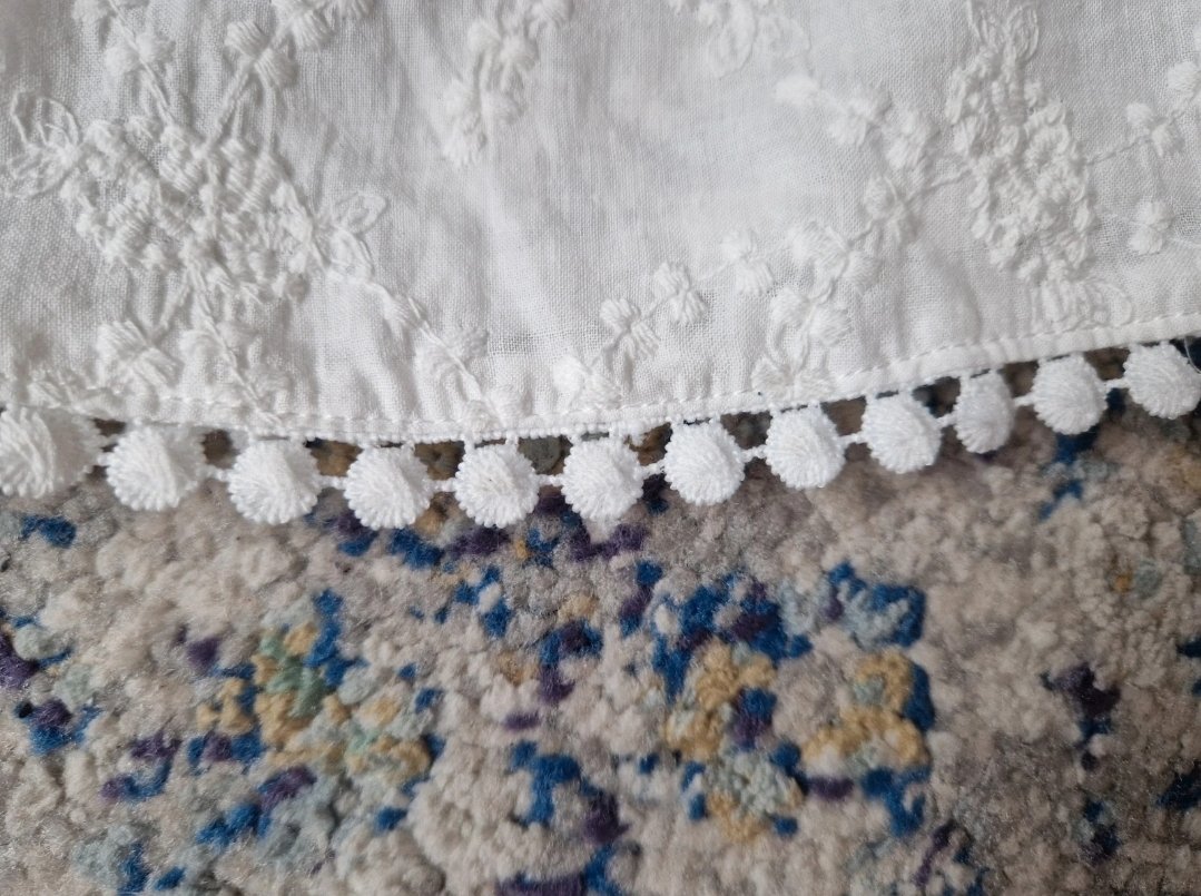 Romantisches weißes Midikleid mit Stickerei