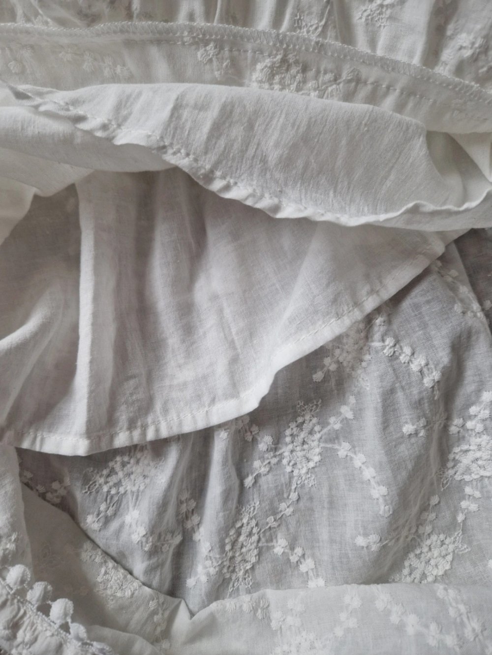 Romantisches weißes Midikleid mit Stickerei