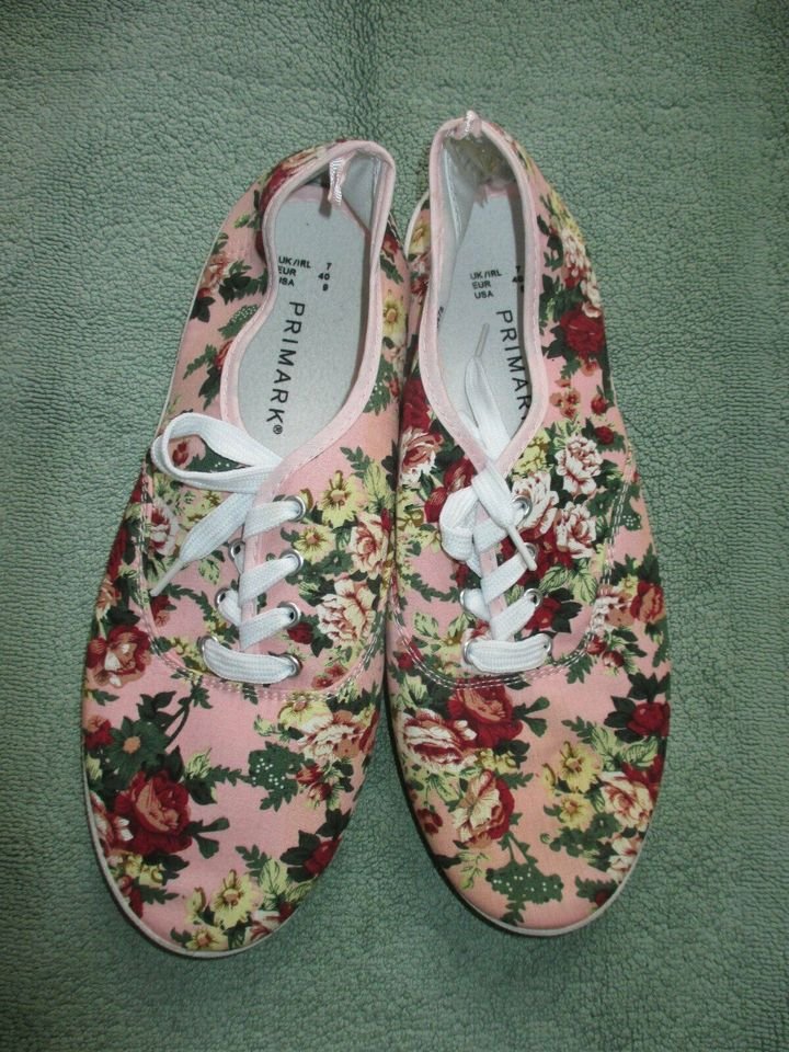 NEU ungetragen * Romantik * Rosen * Blüten * Flower- Power * Freizeit * Stoff * Chucks * Sneaker * Schnür- Schuhe 