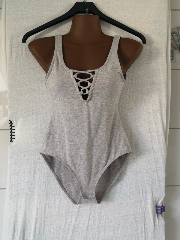 Grauer Body von H&M mit Ciut Outs Gr. S