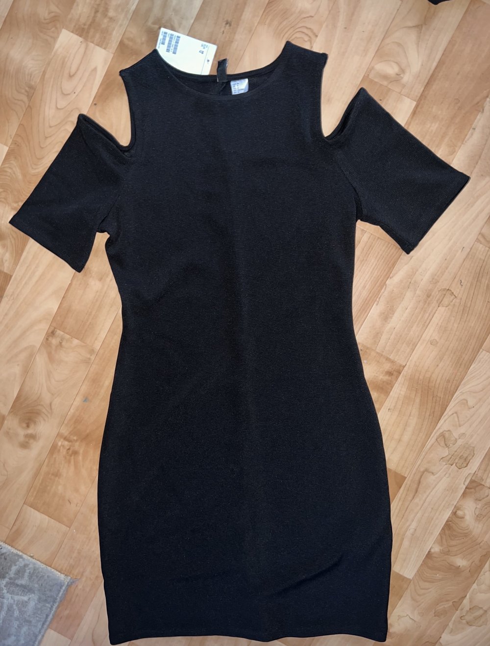 Schwarzes Minikleid mit Schultern/Ärmeldetails