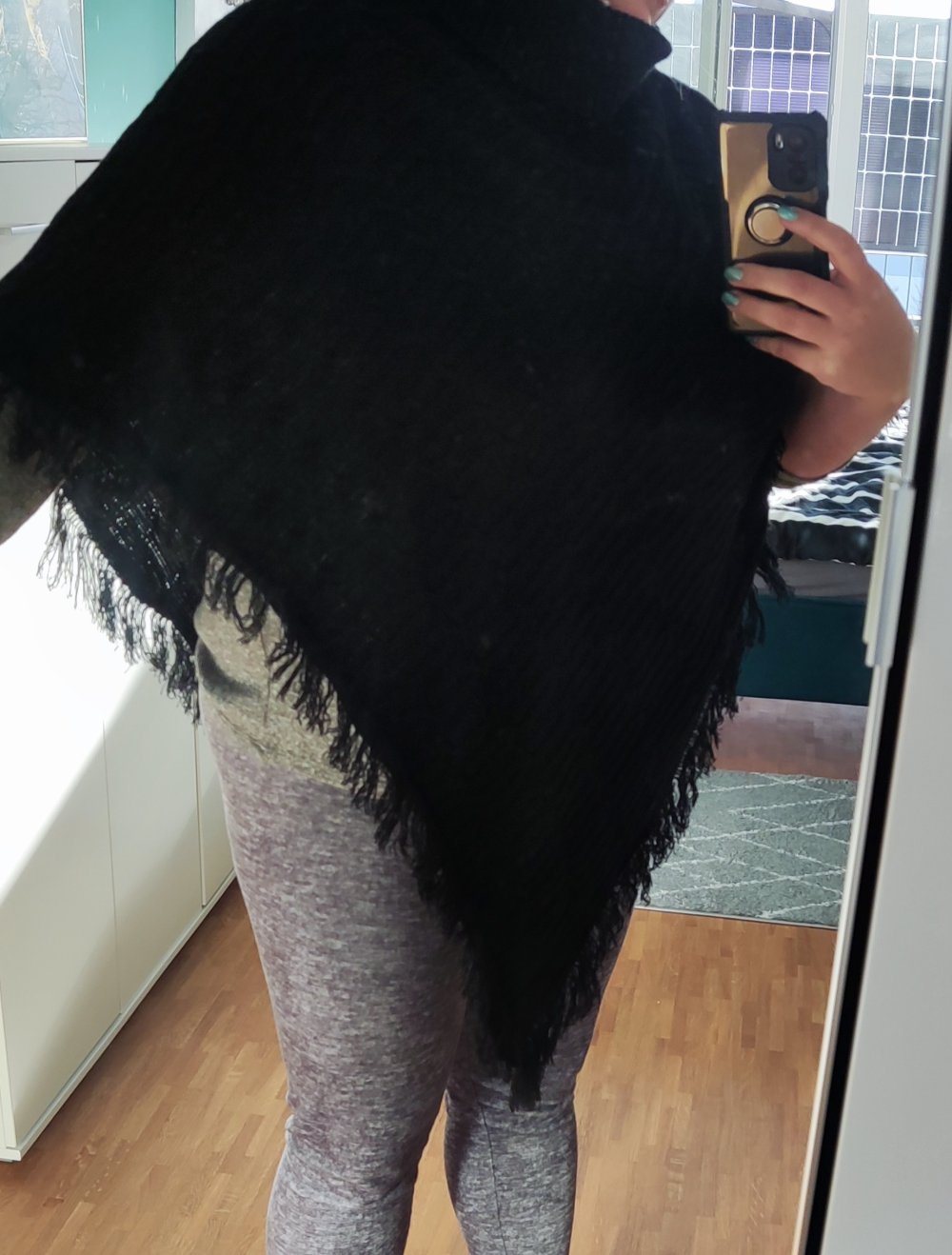 Schwarzer Poncho mit Fransen