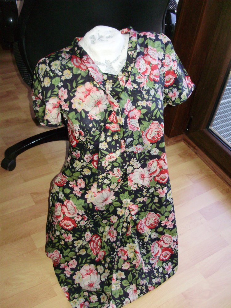 Kleid Vintage Blumen auf schwarzen Grund Schluppe M L passend