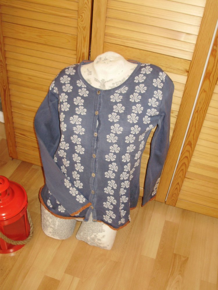 Deerberg Cardigan leicht taubenblau Rosenmuster S M Baumwolle