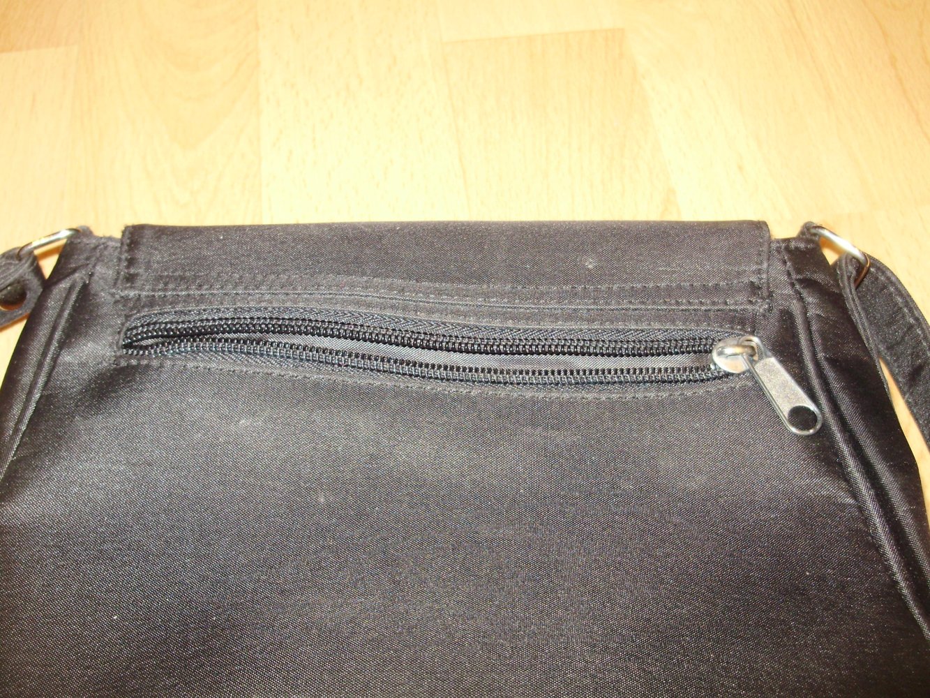 Tasche schwarz klein verstellbarer Gurt viele Taschen