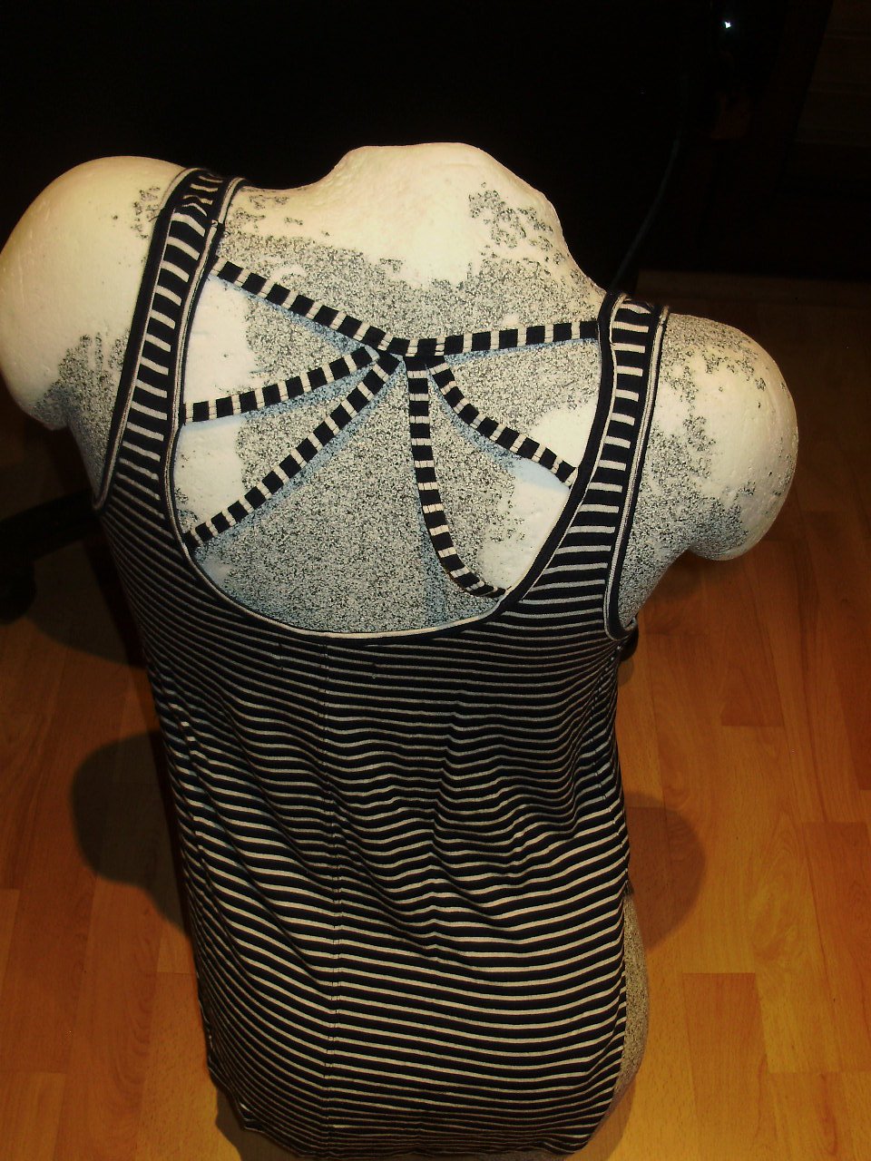 Hollister Top blau weiß Streifen Blumen interessanter Rückenausschnitt XS = S Wie neu
