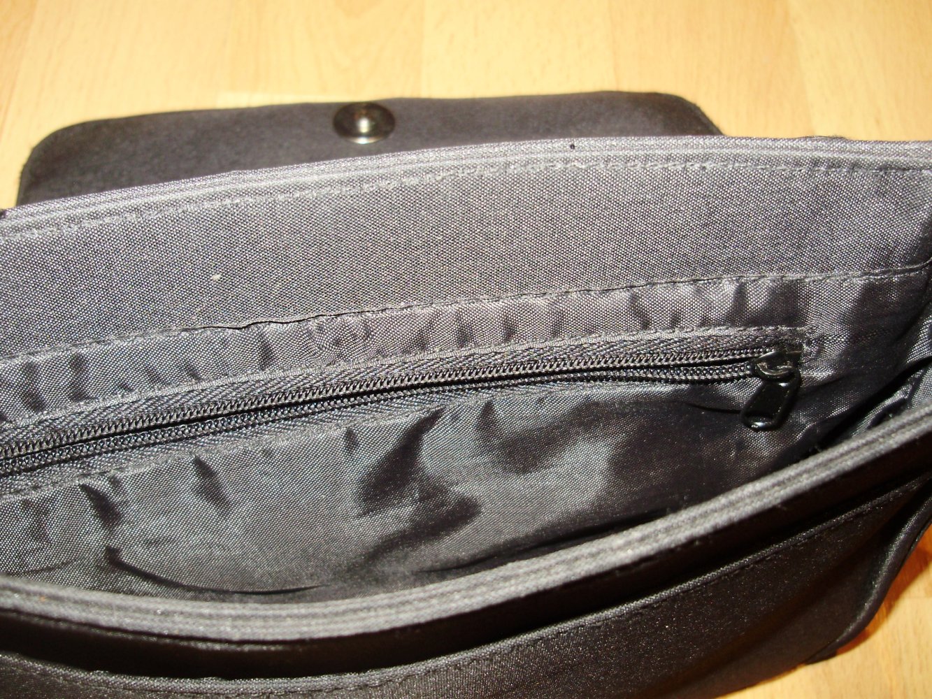 Tasche schwarz klein verstellbarer Gurt viele Taschen