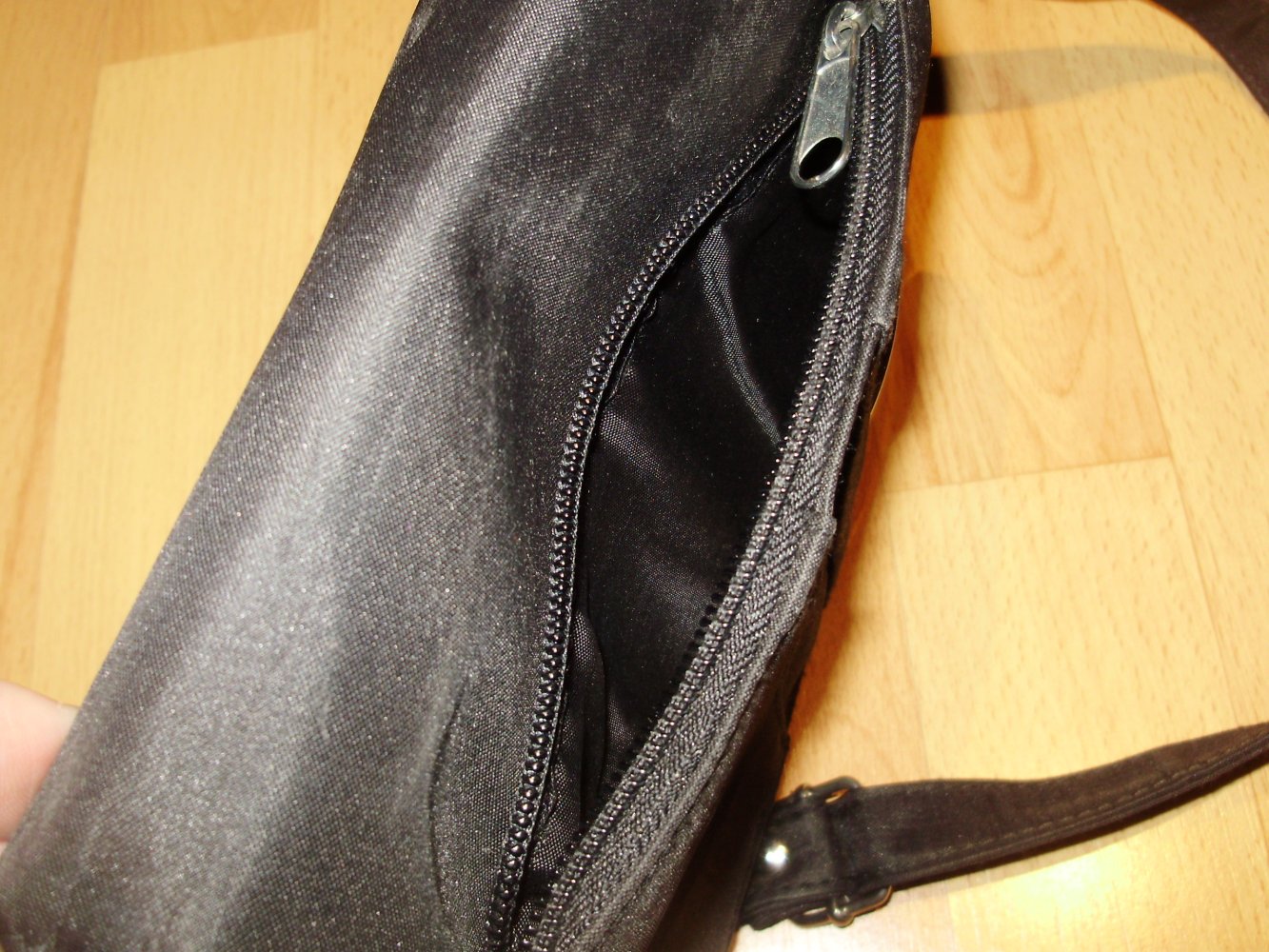 Tasche schwarz klein verstellbarer Gurt viele Taschen